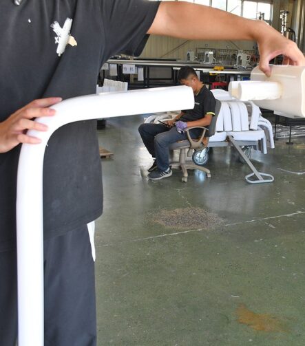 Single Rail 108X50mm Bendable PVC Arena Fence with ABS Tee Joints 90-Degree Bendable Oval Post Fence